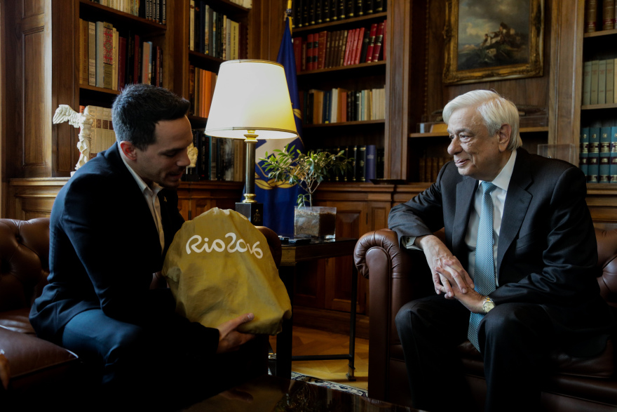 Το ξεχωριστό δώρο του Πετρούνια στον Προκόπη Παυλόπουλο 