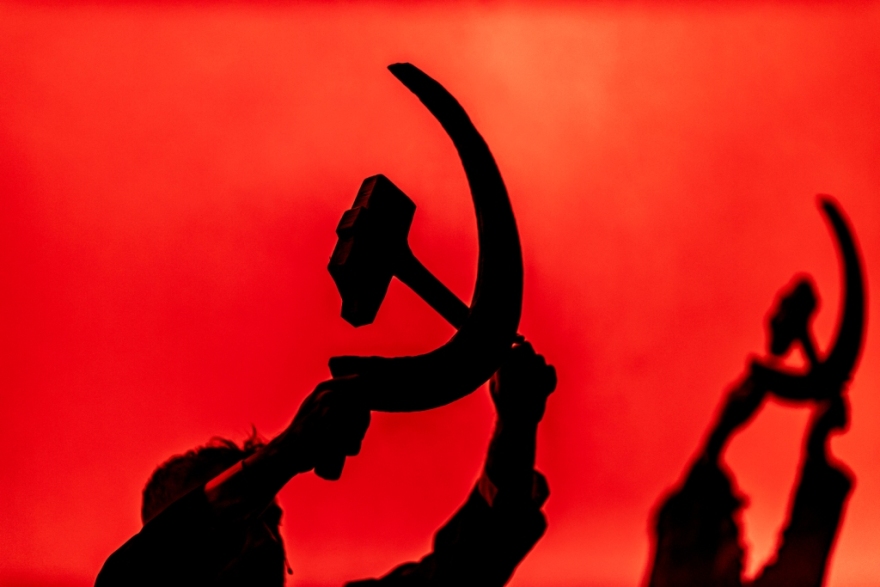 «Πόλεμος και Ειρήνη»: Τελευταίες 8 παραστάσεις στο Δημοτικό Θέατρο Πειραιά