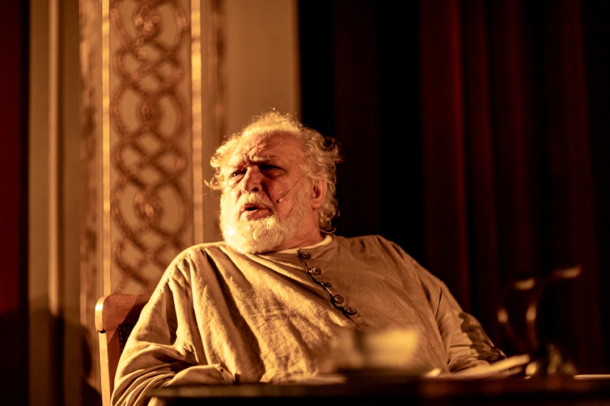 «Πόλεμος και Ειρήνη»: Τελευταίες 8 παραστάσεις στο Δημοτικό Θέατρο Πειραιά