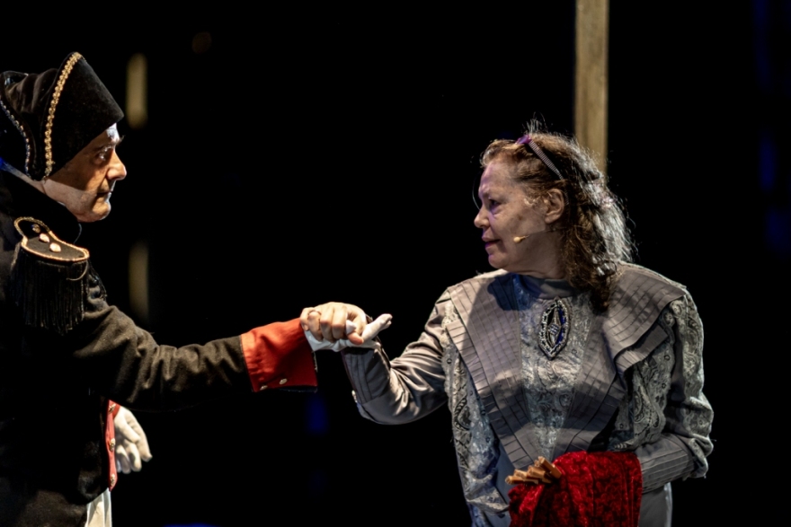 «Πόλεμος και Ειρήνη»: Τελευταίες 8 παραστάσεις στο Δημοτικό Θέατρο Πειραιά