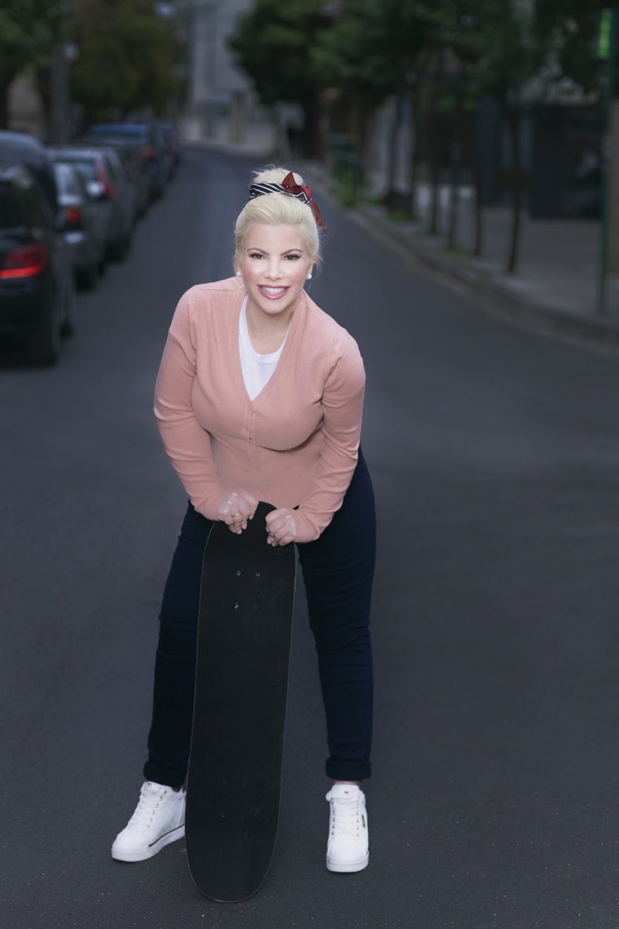 Η Αντελίνα Βαρθακούρη ξεχύνεται στους δρόμους και χτυπάει τα κουδούνια