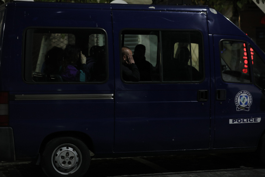 Βανδαλισμοί στο Μετρό «Ακρόπολη»: Προσπάθησαν να διαφύγουν με συρμούς οι 43 συλληφθέντες