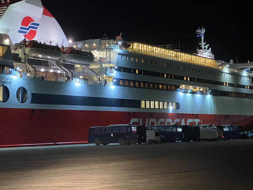 Έβρος - Μετανάστες: Με εμβατήρια εμψυχώνουν τα ΜΑΤ - Δείτε βίντεο 