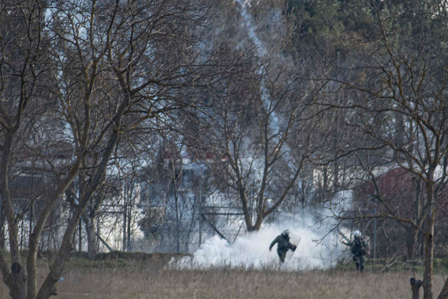 Χημικά στον Έβρο: Αυτά είναι τα δακρυγόνα που εκτόξευαν οι Τούρκοι στην ελληνική πλευρά