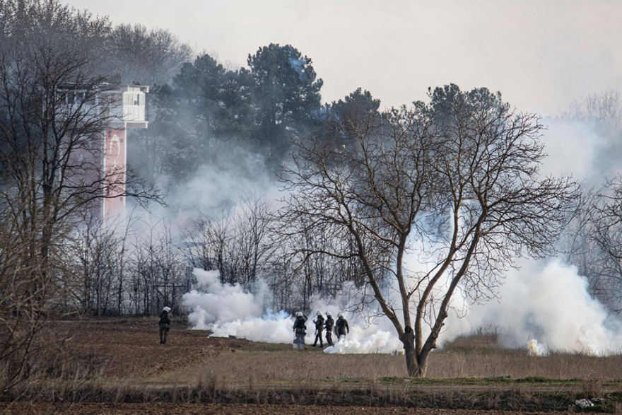 Χημικά στον Έβρο: Αυτά είναι τα δακρυγόνα που εκτόξευαν οι Τούρκοι στην ελληνική πλευρά