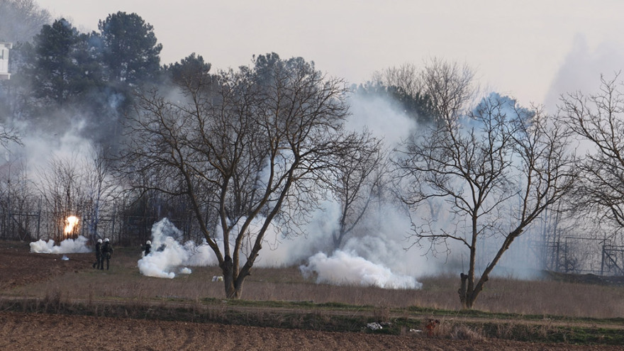 Χημικά στον Έβρο: Αυτά είναι τα δακρυγόνα που εκτόξευαν οι Τούρκοι στην ελληνική πλευρά