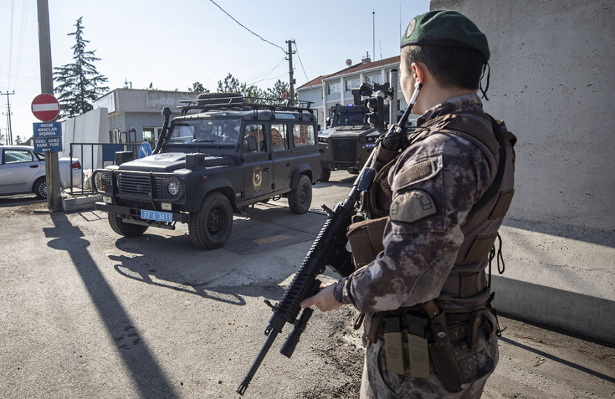 Μεταναστευτικό - Τουρκία: Σόου με παράταξη στρατιωτών στα σύνορα