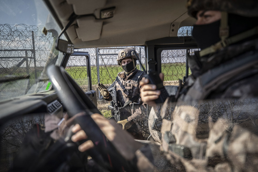 Μεταναστευτικό - Τουρκία: Σόου με παράταξη στρατιωτών στα σύνορα
