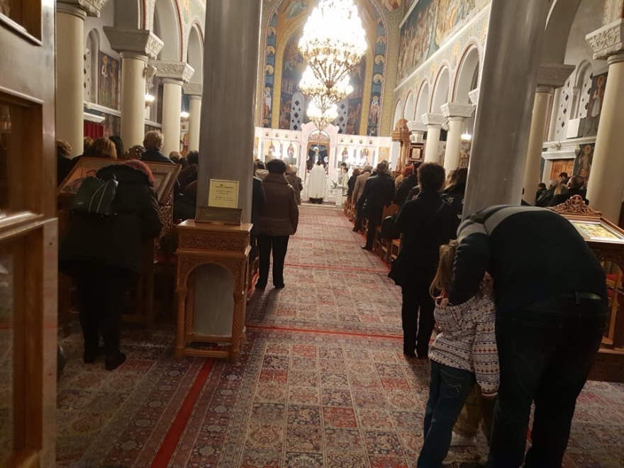 Κορωνοϊός: Αντιπαράθεση για την ασφάλεια των πιστών και τη μετάδοση του ιού μέσω της Θείας Κοινωνίας