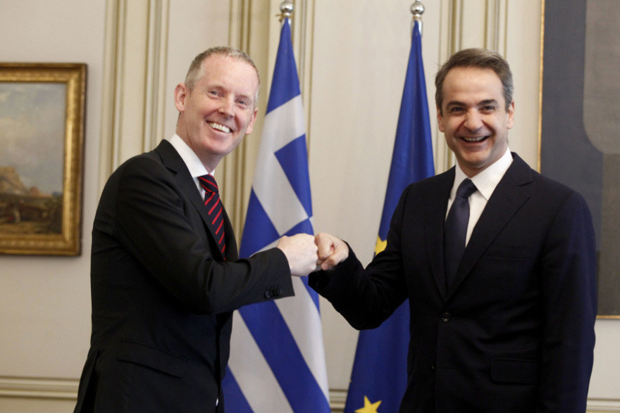 Κορωνοϊός - Μητσοτάκης: Η διαφορετική «χειραψία» με τον αντιπρόεδρο της Ευρωπαϊκής Τράπεζας Επενδύσεων