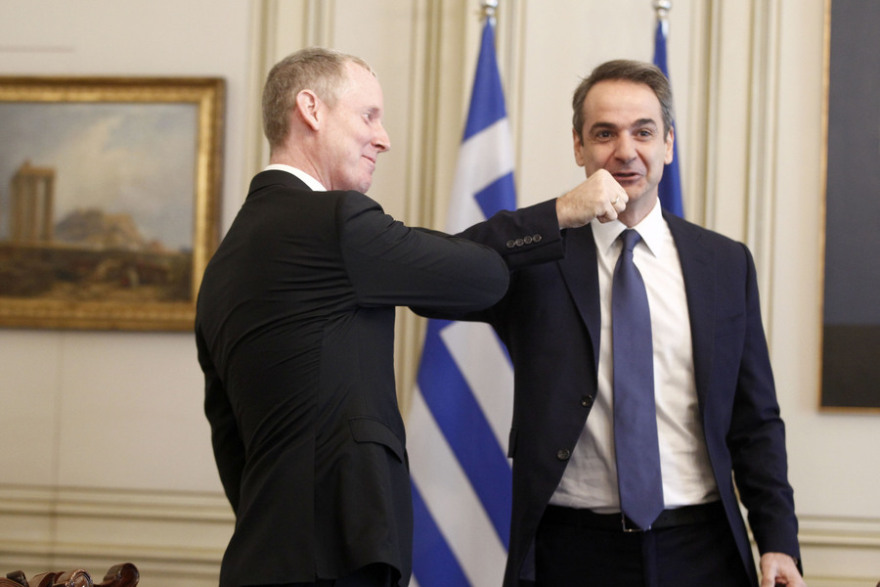 Κορωνοϊός - Μητσοτάκης: Η διαφορετική «χειραψία» με τον αντιπρόεδρο της Ευρωπαϊκής Τράπεζας Επενδύσεων