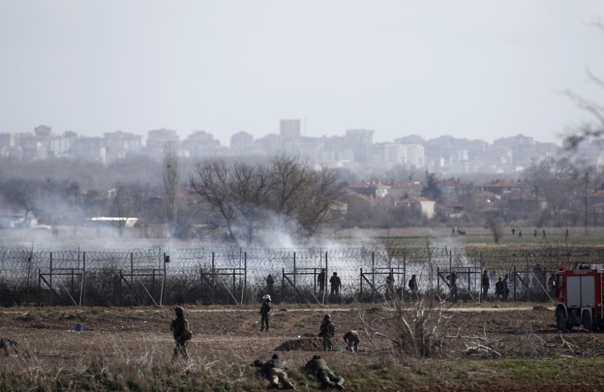 Έβρος: Δίχως τέλος τα επεισόδια στις Καστανιές - «Βροχή» τα δακρυγόνα που εκτοξεύουν οι Τούρκοι (βίντεο)