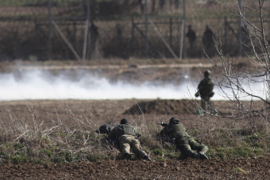 Έβρος: Δίχως τέλος τα επεισόδια στις Καστανιές - «Βροχή» τα δακρυγόνα που εκτοξεύουν οι Τούρκοι (βίντεο)