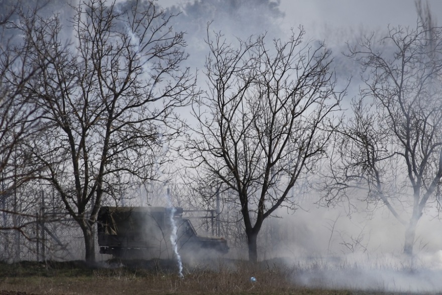 Έβρος: Δίχως τέλος τα επεισόδια στις Καστανιές - «Βροχή» τα δακρυγόνα που εκτοξεύουν οι Τούρκοι (βίντεο)