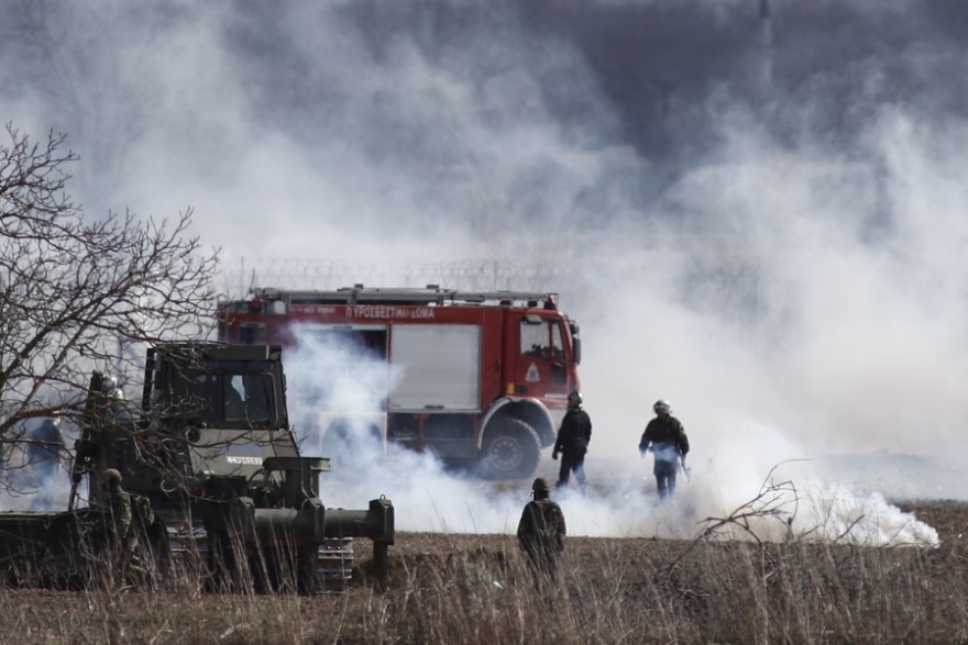 Έβρος: Δίχως τέλος τα επεισόδια στις Καστανιές - «Βροχή» τα δακρυγόνα που εκτοξεύουν οι Τούρκοι (βίντεο)