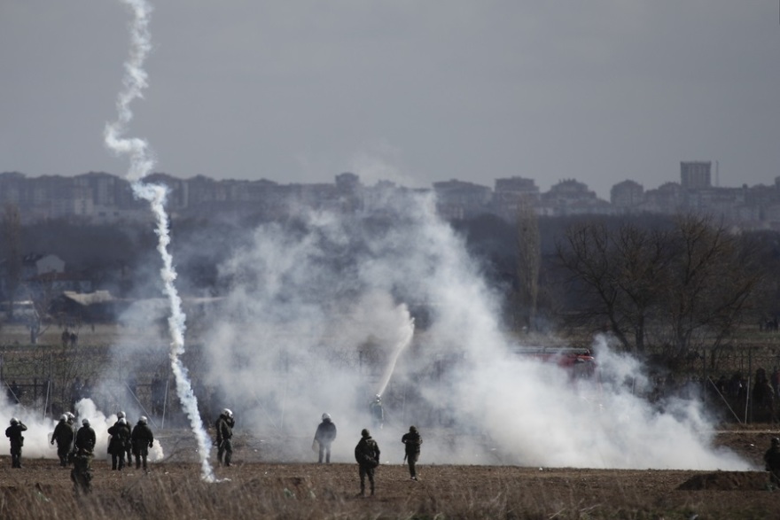 Έβρος: Δίχως τέλος τα επεισόδια στις Καστανιές - «Βροχή» τα δακρυγόνα που εκτοξεύουν οι Τούρκοι (βίντεο)