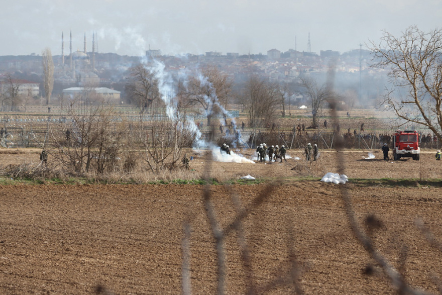 Μετανάστες στον Έβρο: «Βροχή» χημικών από τους Τούρκους από το πρωί - Δείτε εικόνες και βίντεο