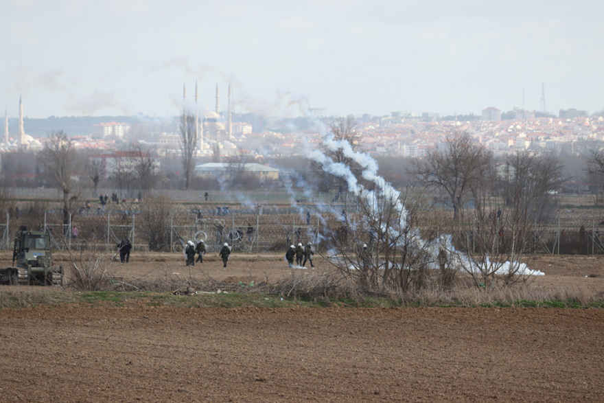 Μετανάστες στον Έβρο: «Βροχή» χημικών από τους Τούρκους από το πρωί - Δείτε εικόνες και βίντεο