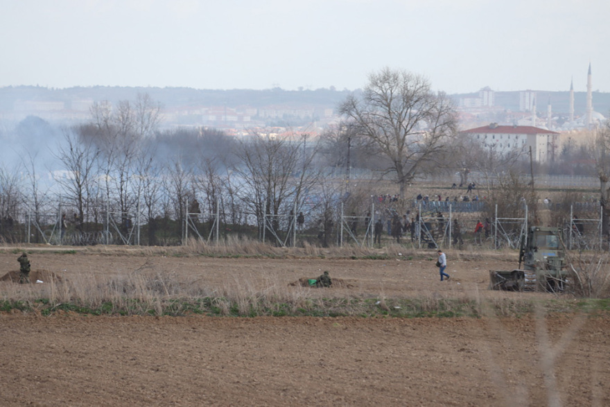 Μετανάστες στον Έβρο: «Βροχή» χημικών από τους Τούρκους από το πρωί - Δείτε εικόνες και βίντεο
