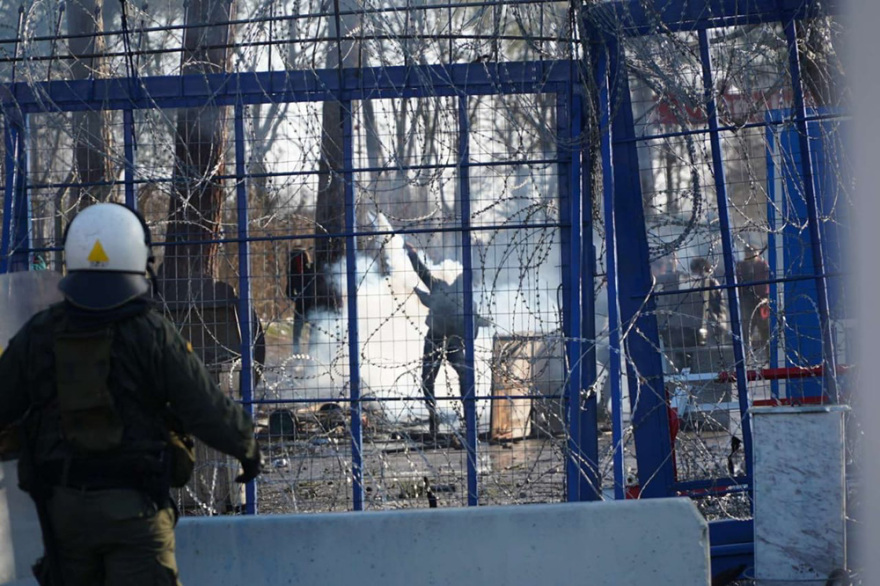 Μετανάστες στον Έβρο: «Βροχή» χημικών από τους Τούρκους από το πρωί - Δείτε εικόνες και βίντεο