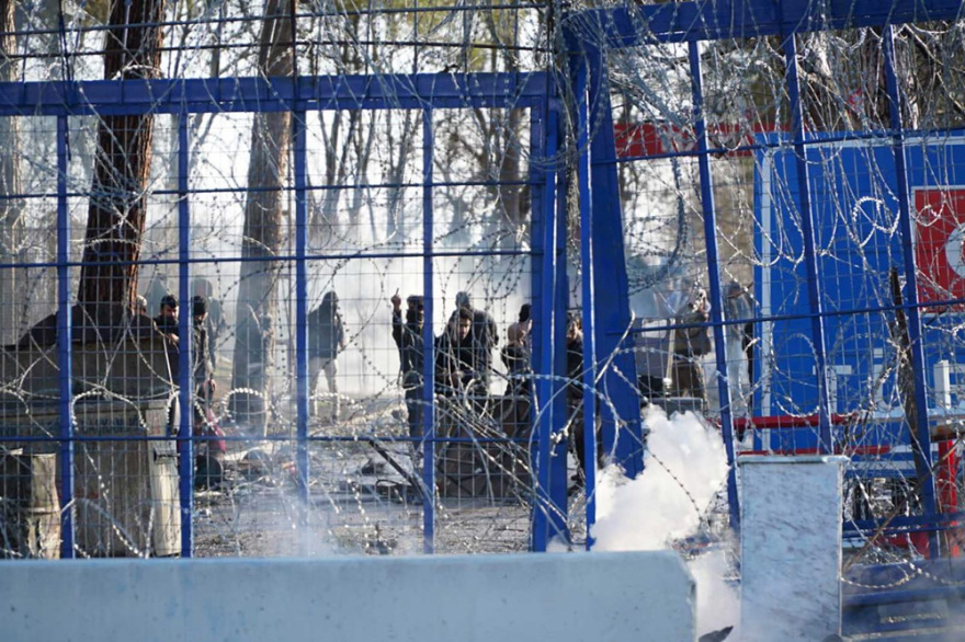 Μετανάστες στον Έβρο: «Βροχή» χημικών από τους Τούρκους από το πρωί - Δείτε εικόνες και βίντεο