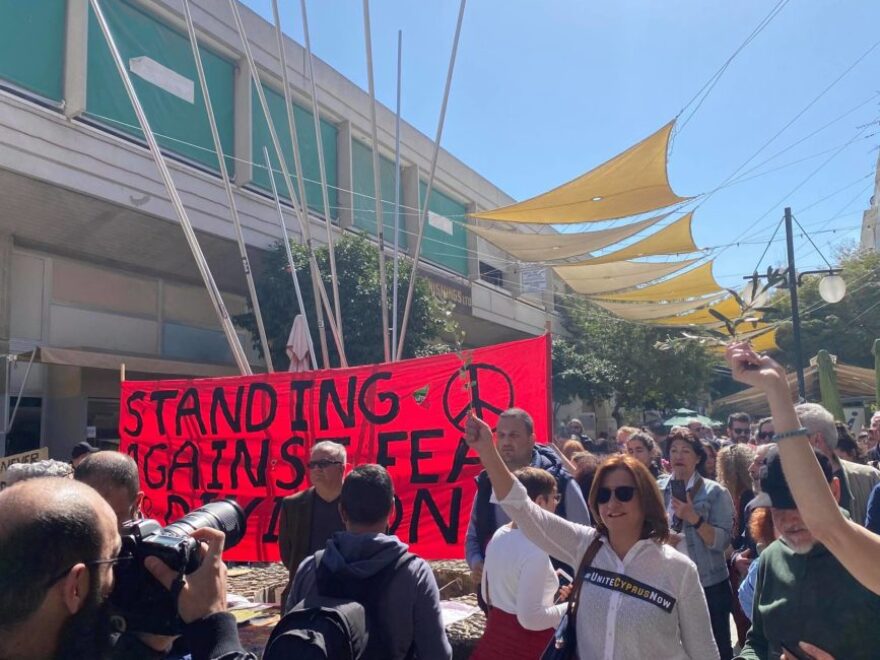 Κορωνοϊός - Κύπρος: Διαδηλώσεις για το κλείσιμο των οδοφραγμάτων