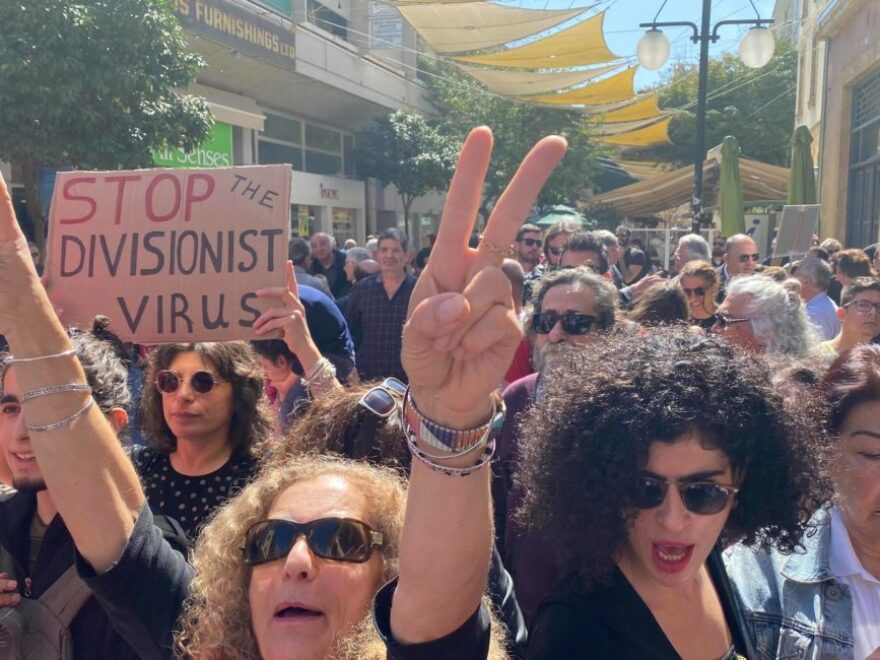 Κορωνοϊός - Κύπρος: Διαδηλώσεις για το κλείσιμο των οδοφραγμάτων