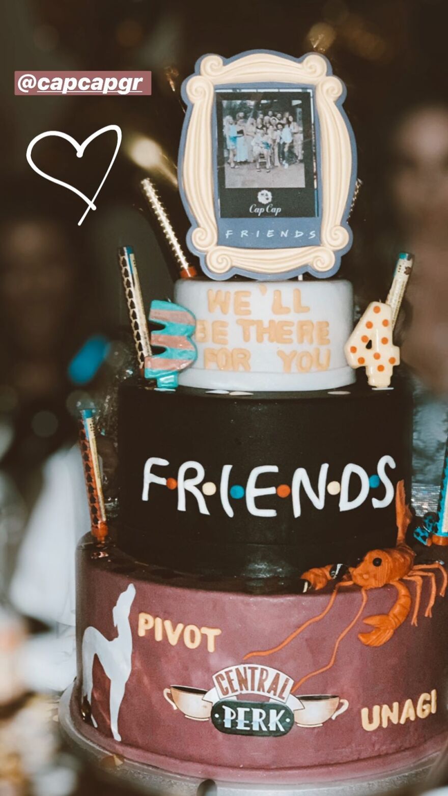 Αθηνά Οικονομάκου: Το ξέφρενο πάρτι με τους φίλους της για τα γενέθλιά της 