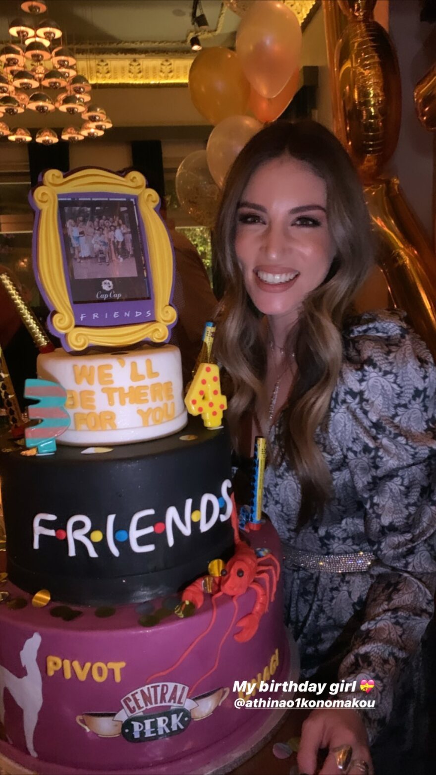 Αθηνά Οικονομάκου: Το ξέφρενο πάρτι με τους φίλους της για τα γενέθλιά της 