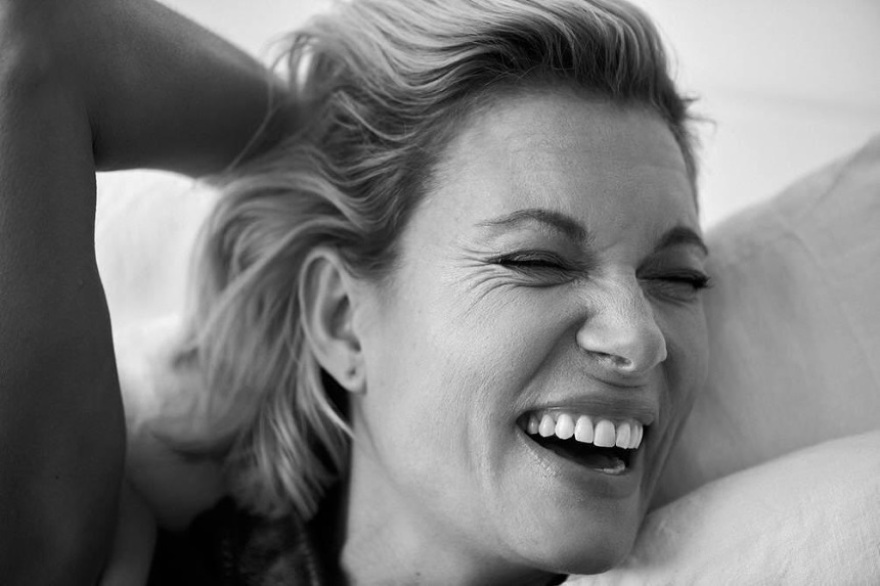 Η Βίκυ Καγιά ποζάρει χωρίς φίλτρα και αποκαλύπτει τις ρυτίδες της 