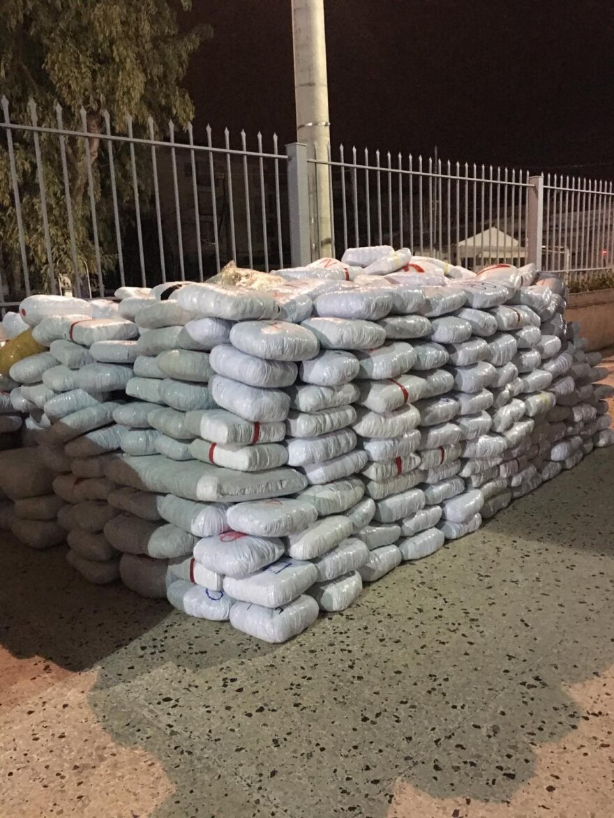 Ιταλοί έκρυβαν πάνω από 1 τόνο κάνναβη σε αυτοκινούμενο - Δείτε βίντεο