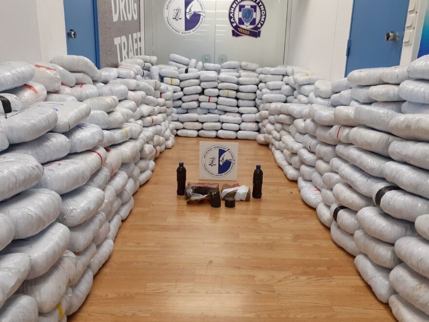 Ιταλοί έκρυβαν πάνω από 1 τόνο κάνναβη σε αυτοκινούμενο - Δείτε βίντεο