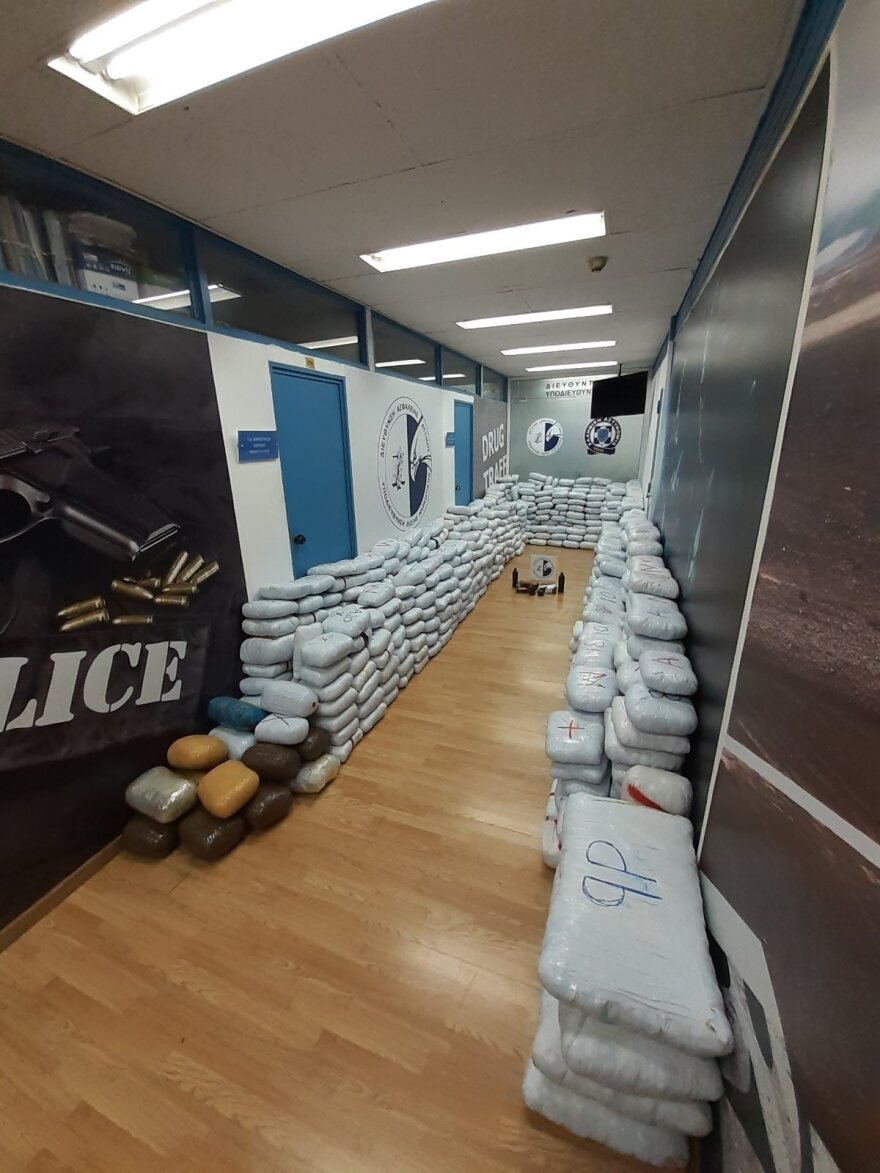 Ιταλοί έκρυβαν πάνω από 1 τόνο κάνναβη σε αυτοκινούμενο - Δείτε βίντεο