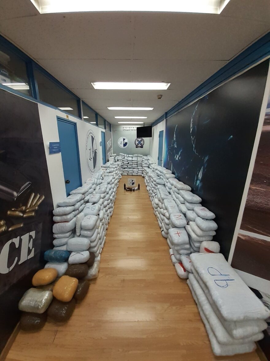 Ιταλοί έκρυβαν πάνω από 1 τόνο κάνναβη σε αυτοκινούμενο - Δείτε βίντεο