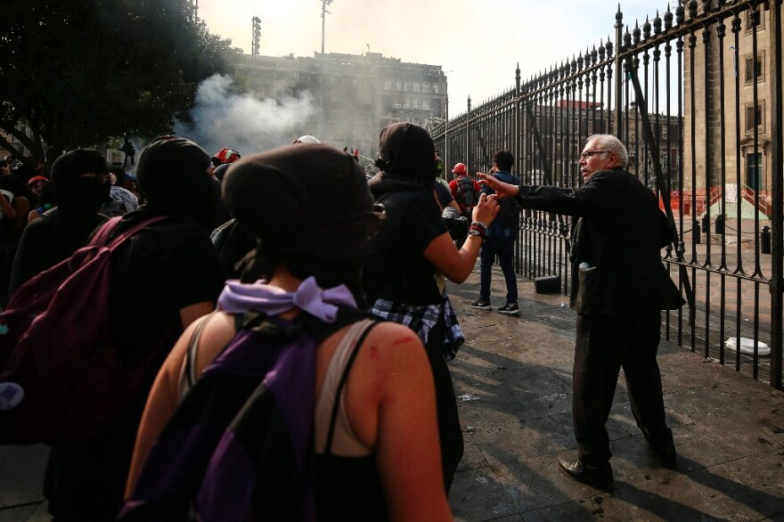 Μεξικό: Ημέρα της Γυναίκας με... ναζιστικούς χαιρετισμούς, βόμβες μολότοφ και τραυματίες