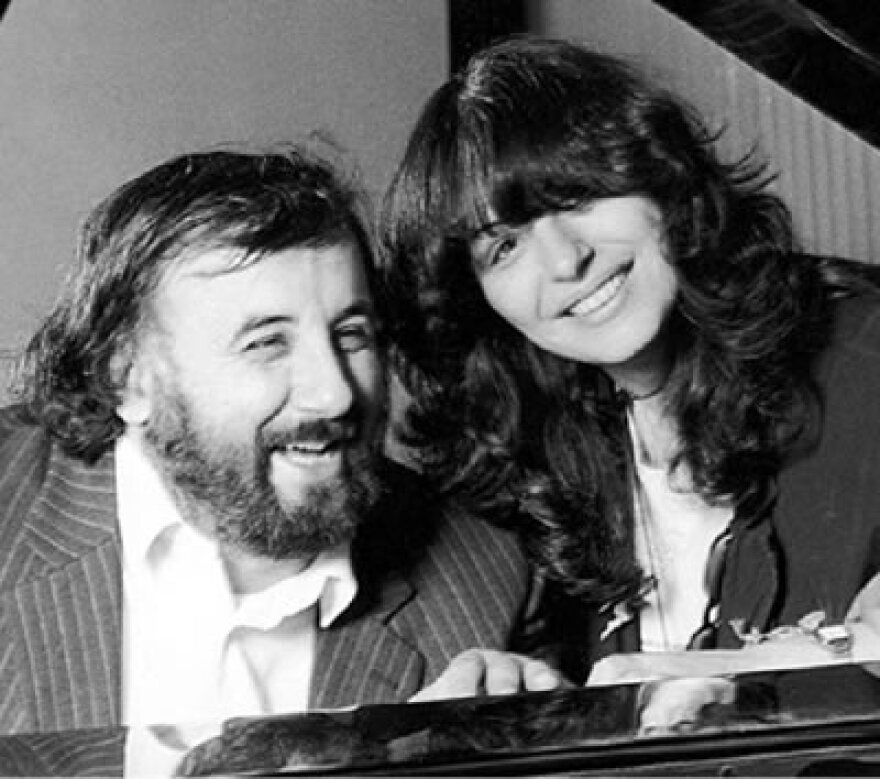 Θάνος Μικρούτσικος: Επανακυκλοφορεί ο δίσκος «Εμπάργκο» - Η άγνωστη ιστορία της «Πιρόγας»