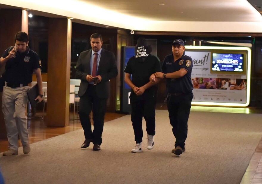 Παραμένει υπό κράτηση ο Ροναλντίνιο - Ύποπτος και για ξέπλυμα μαύρου χρήματος!