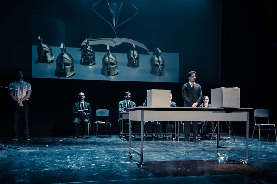 «Μαθήματα πολέμου ΙΙΙ – Αθηναίων Δράματα»: Ό,τι πιο επίκαιρο αυτή τη στιγμή στη θεατρική Αθήνα