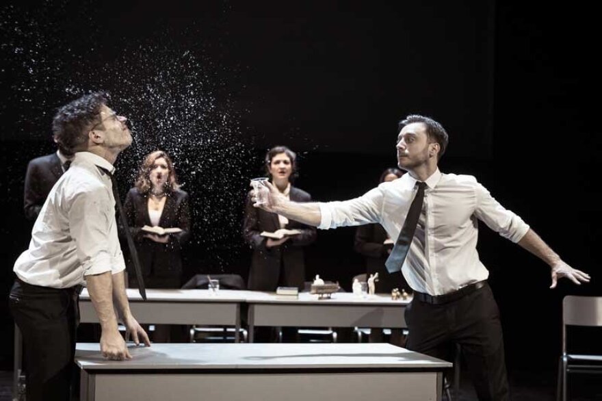 «Μαθήματα πολέμου ΙΙΙ – Αθηναίων Δράματα»: Ό,τι πιο επίκαιρο αυτή τη στιγμή στη θεατρική Αθήνα