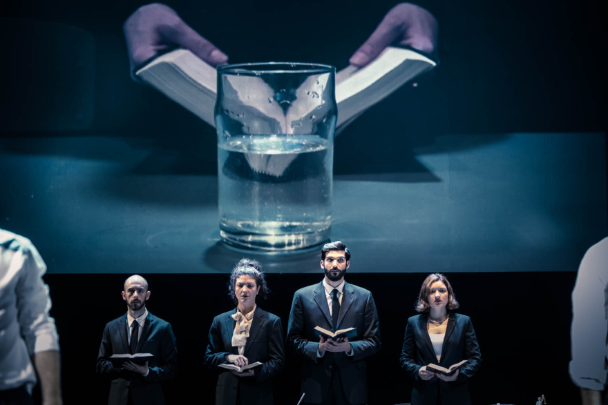 «Μαθήματα πολέμου ΙΙΙ – Αθηναίων Δράματα»: Ό,τι πιο επίκαιρο αυτή τη στιγμή στη θεατρική Αθήνα