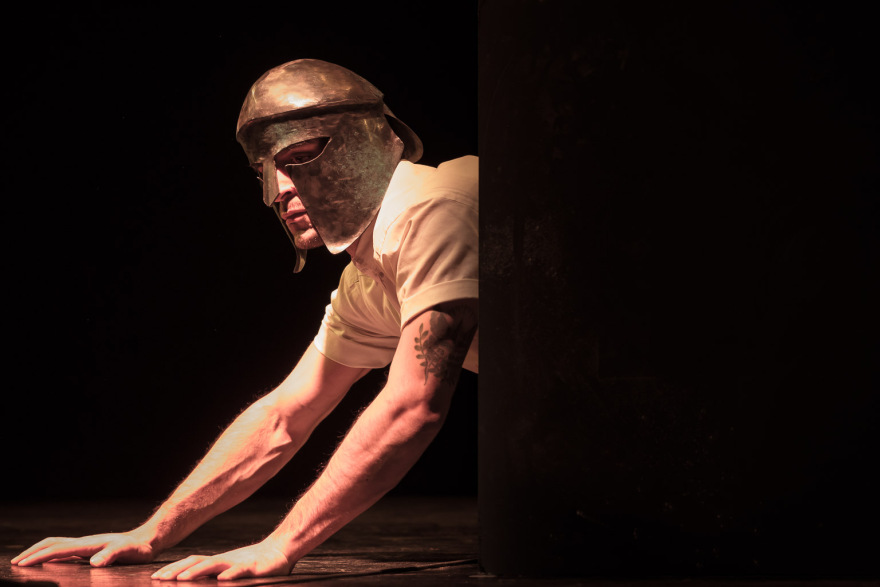 «Μαθήματα πολέμου ΙΙΙ – Αθηναίων Δράματα»: Ό,τι πιο επίκαιρο αυτή τη στιγμή στη θεατρική Αθήνα