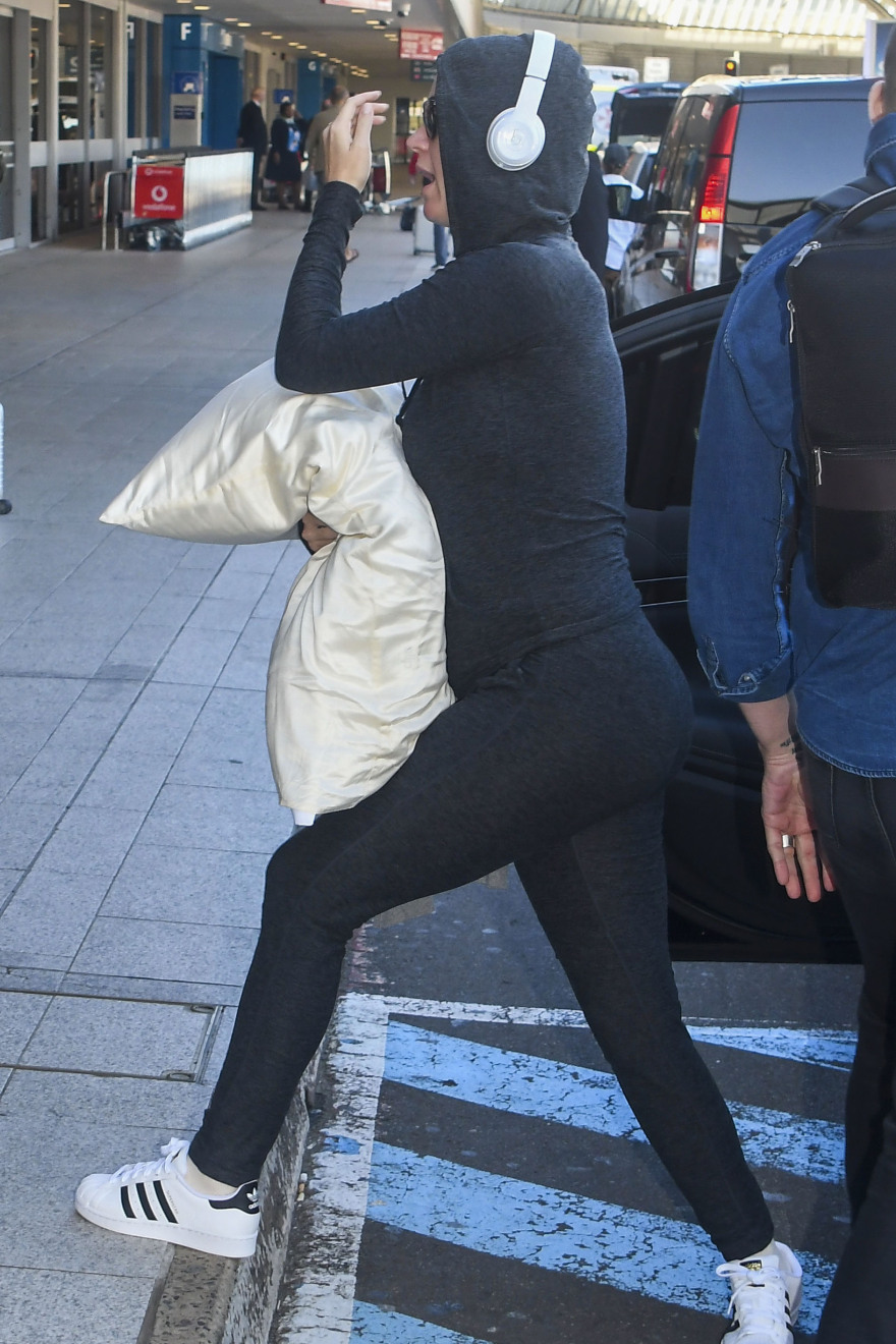 Κέιτι Πέρι: Τρέχοντας με ένα μαξιλάρι αντί για μάσκα κατά του κορωνοϊού αναχώρησε από το Σίδνεϊ