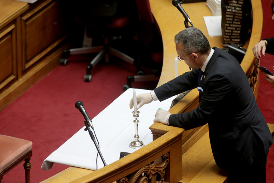 Αικατερίνη Σακελλαροπούλου: Ορκίστηκε η νέα Πρόεδρος της Δημοκρατίας - Χωρίς χειραψίες λόγω κορωνοϊού