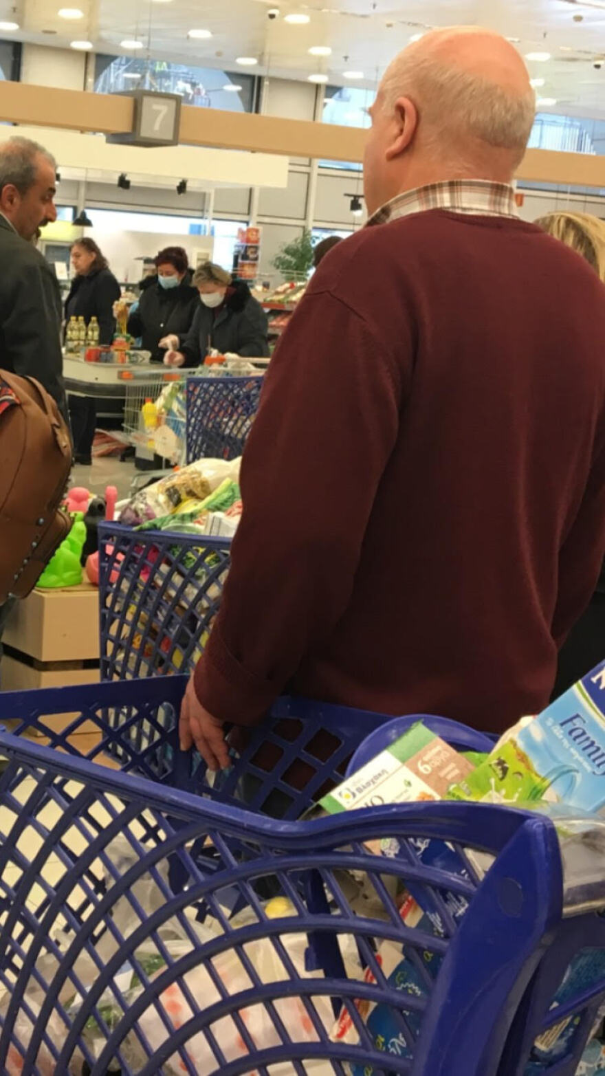 Κορωνοϊός: Ουρές στα σούπερ μάρκετ για χλωρίνη, απολυμαντικά και...χαρτί υγείας - Δείτε φωτογραφίες 