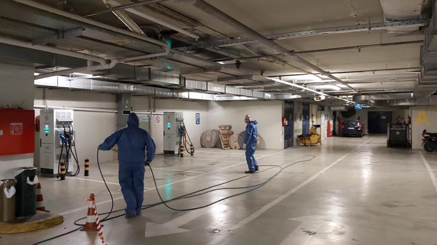 Κορωνοϊός: Απολύμανση και στη Βουλή – Άσπρες στολές και γάντια στην Ολομέλεια