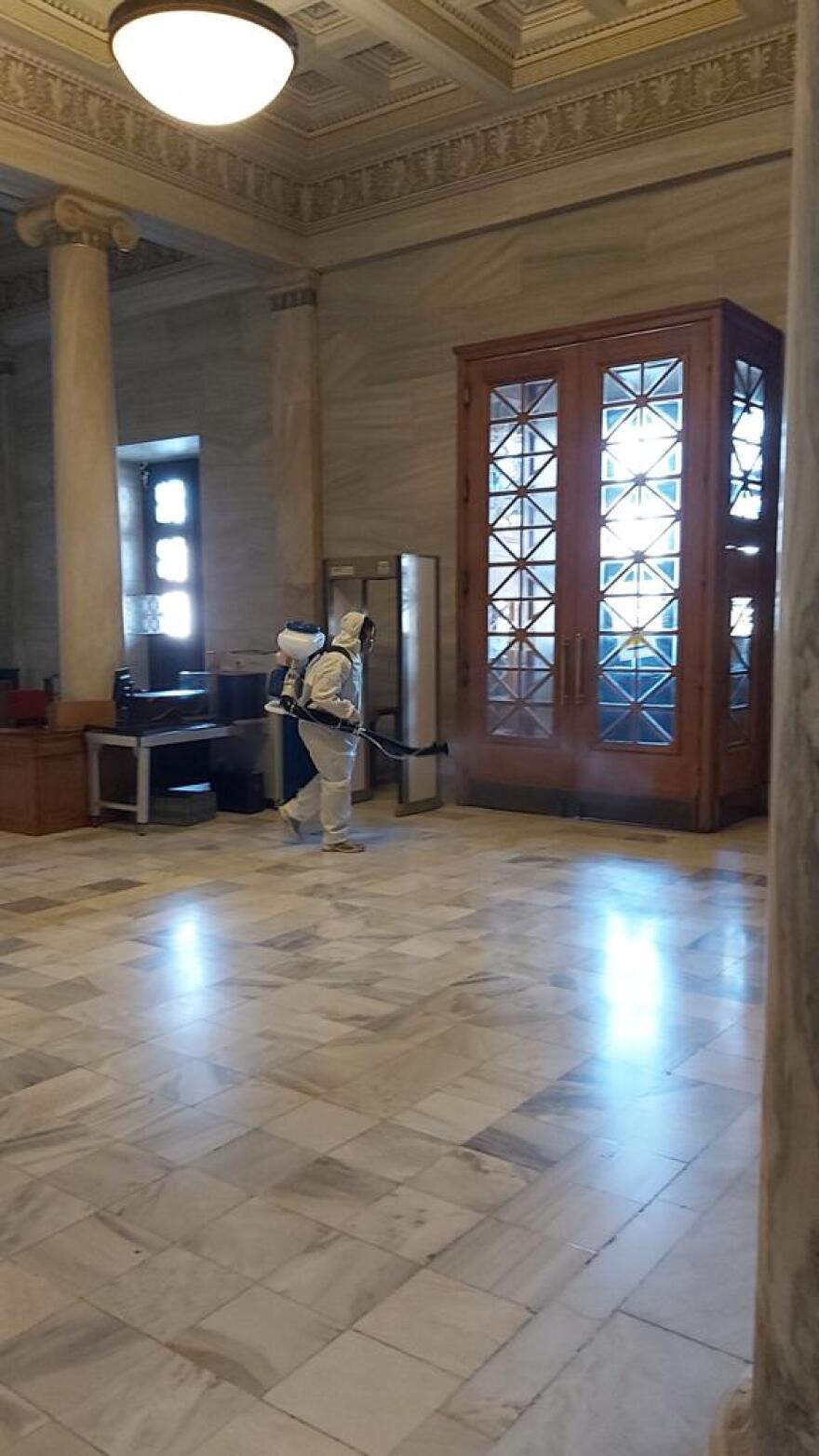 Κορωνοϊός: Απολύμανση και στη Βουλή – Άσπρες στολές και γάντια στην Ολομέλεια