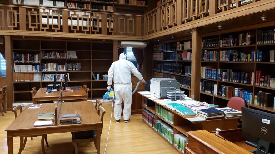 Κορωνοϊός: Απολύμανση και στη Βουλή – Άσπρες στολές και γάντια στην Ολομέλεια