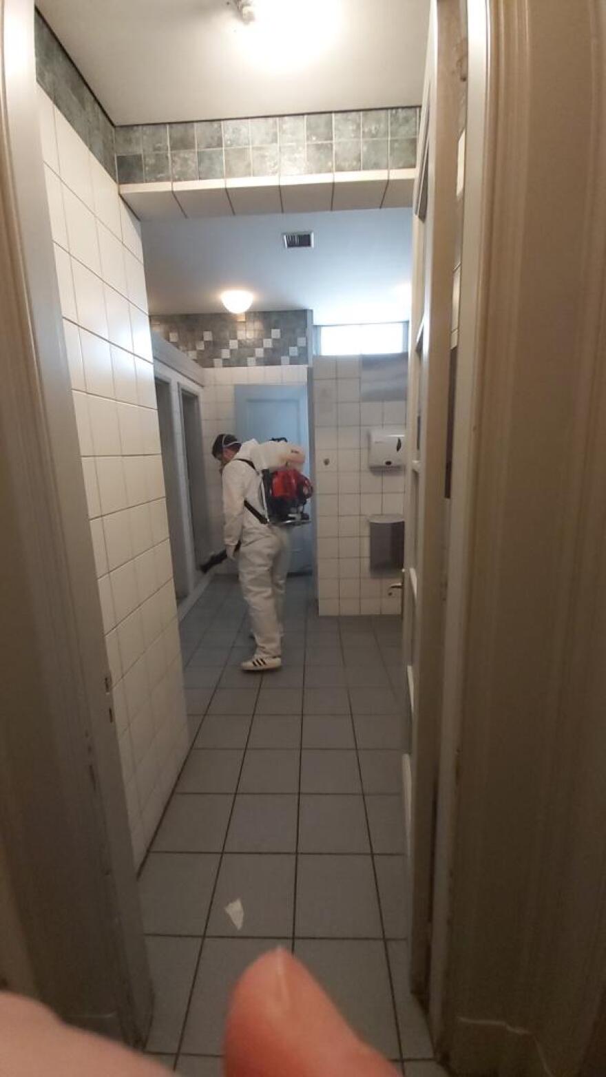 Κορωνοϊός: Απολύμανση και στη Βουλή – Άσπρες στολές και γάντια στην Ολομέλεια