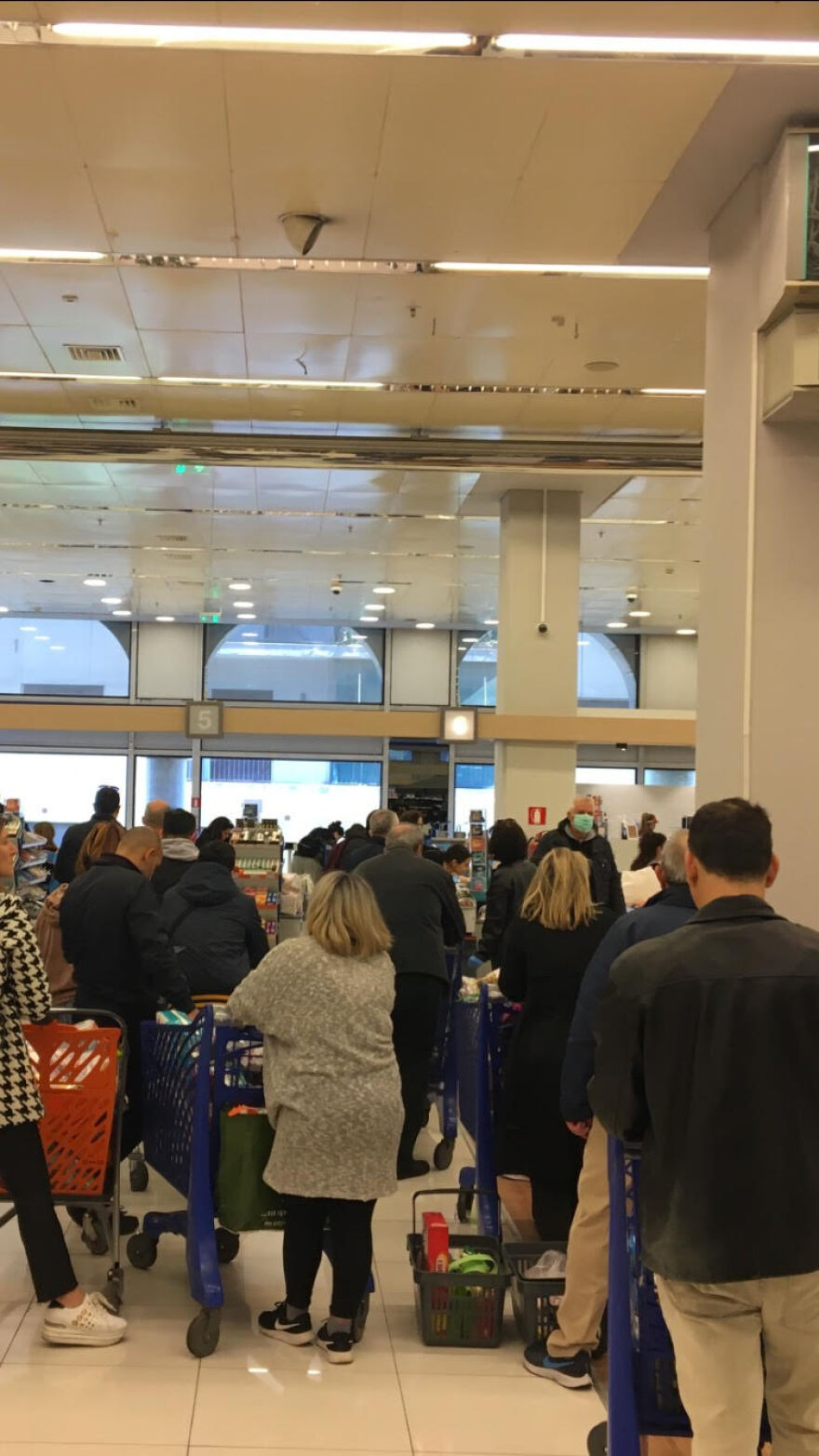 Κορωνοϊός: Ουρές στα σούπερ μάρκετ για χλωρίνη, απολυμαντικά και...χαρτί υγείας - Δείτε φωτογραφίες 