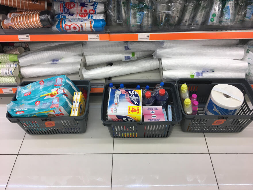 Κορωνοϊός: Ουρές στα σούπερ μάρκετ για χλωρίνη, απολυμαντικά και...χαρτί υγείας - Δείτε φωτογραφίες 